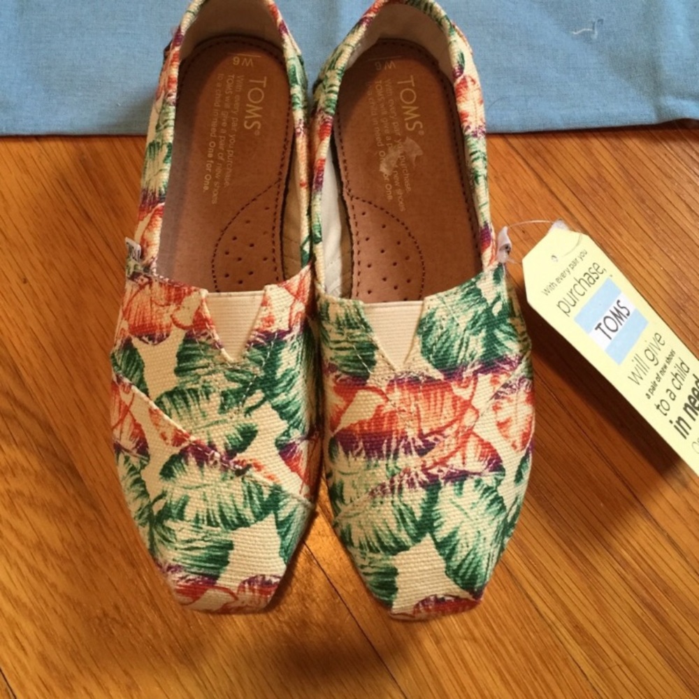 NWT Toms Burlap Printed Tropical Slip Ons, Size 6
